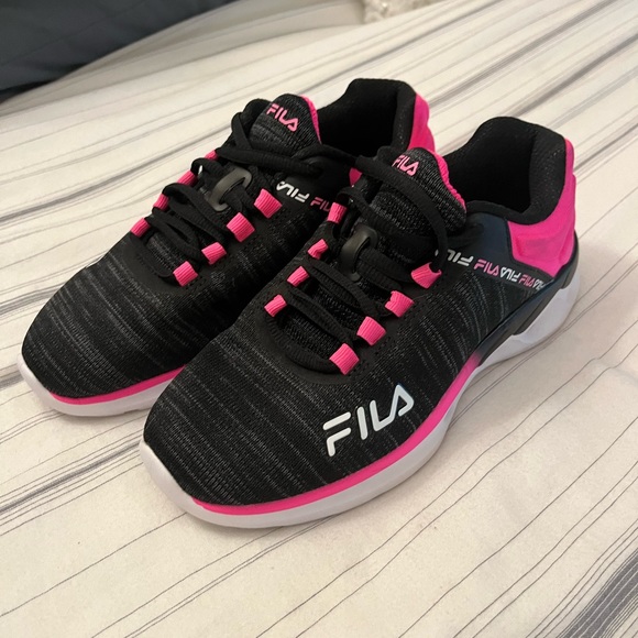 BRAND NEW GIRLS SIZE 2 FILA TENNIS SHOES - Picture 5 of 14